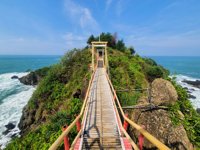 Pantai Gebyuran ( Kawasan Wisata Pantai Lampon )